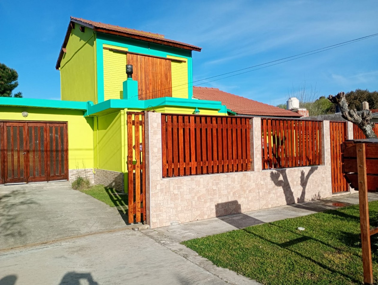 Hermoso Chalet de 4 amb. + dpto. al fondo.