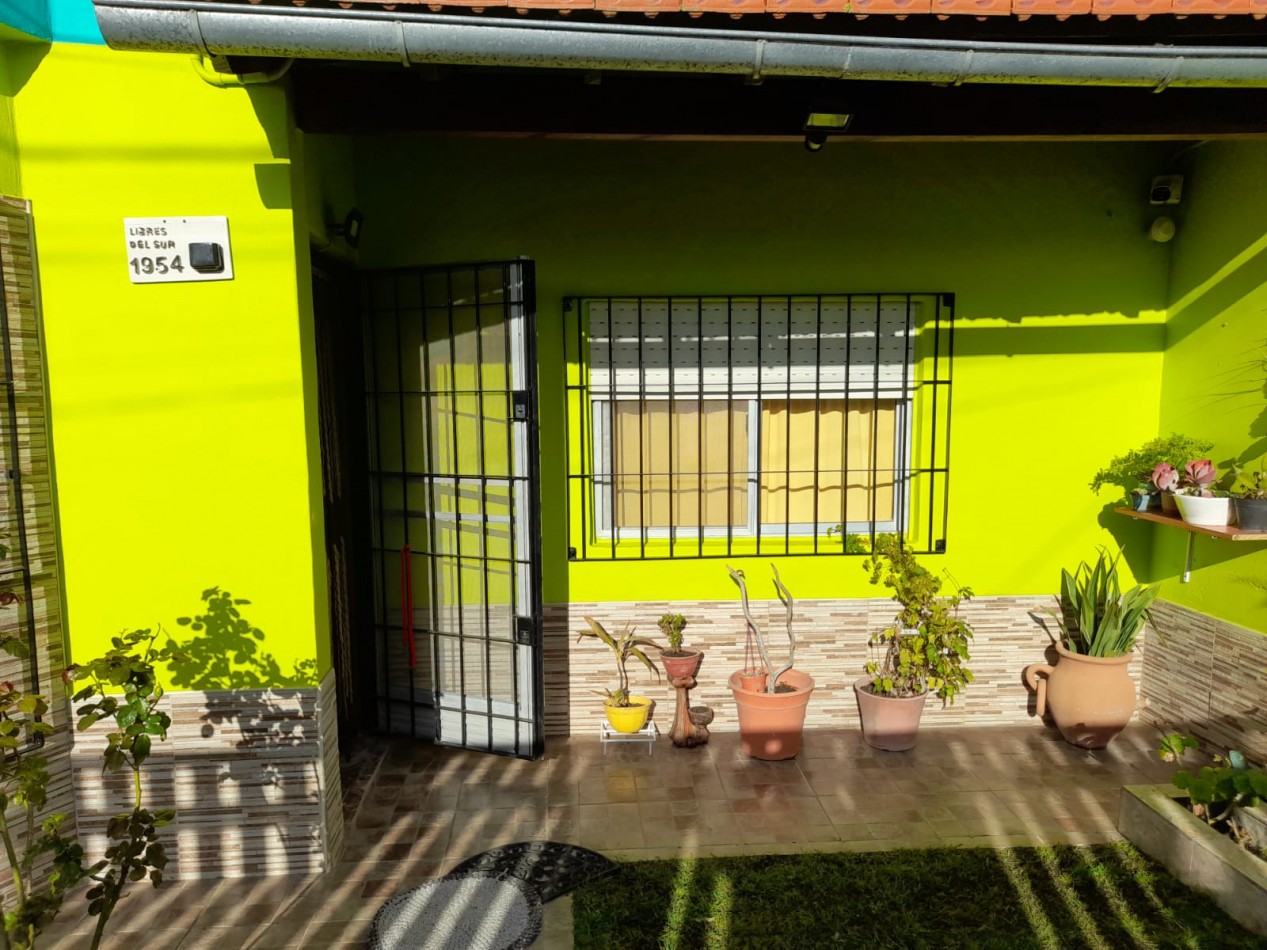 Hermoso Chalet de 4 amb. + dpto. al fondo.