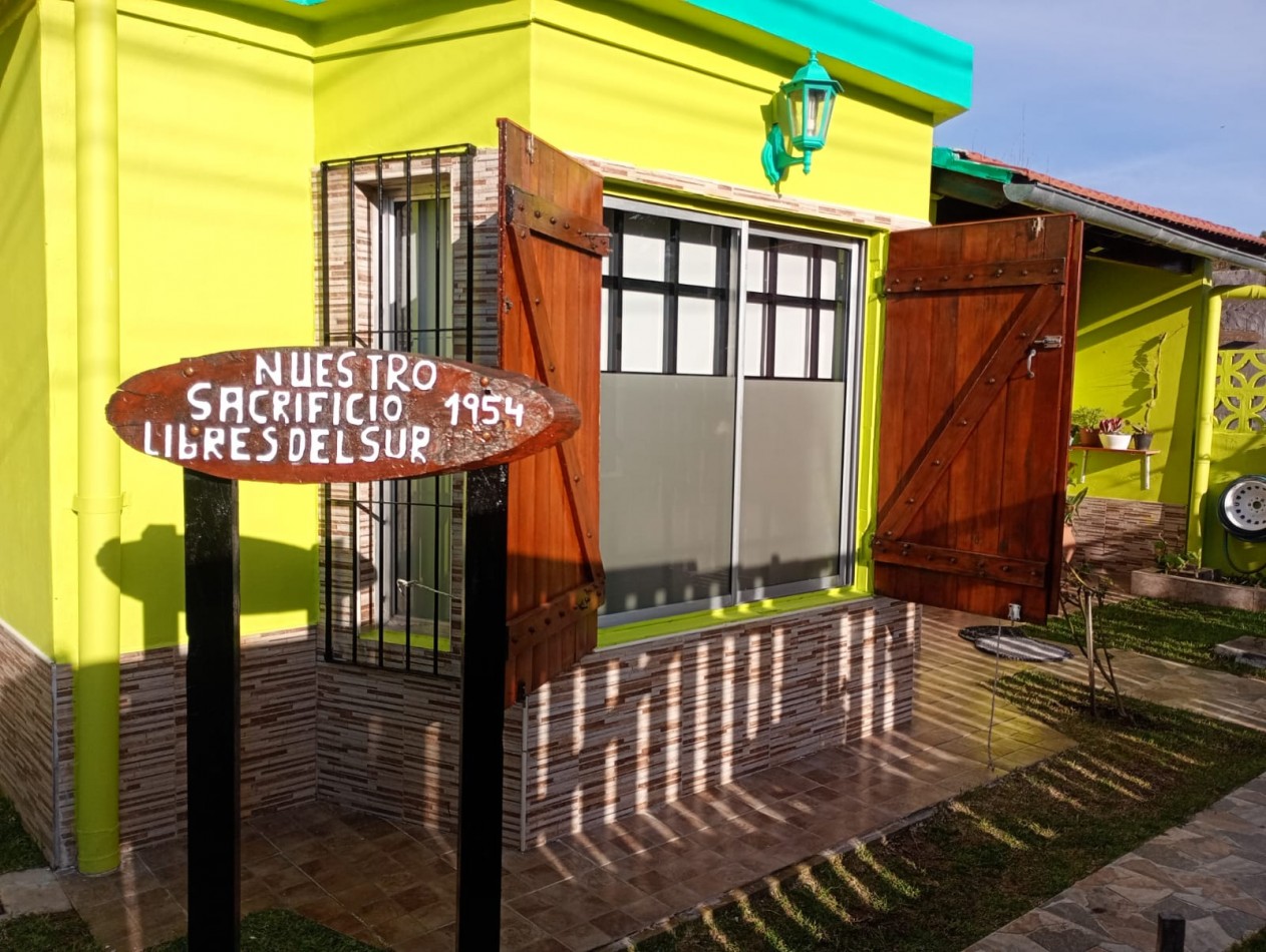 Hermoso Chalet de 4 amb. + dpto. al fondo.