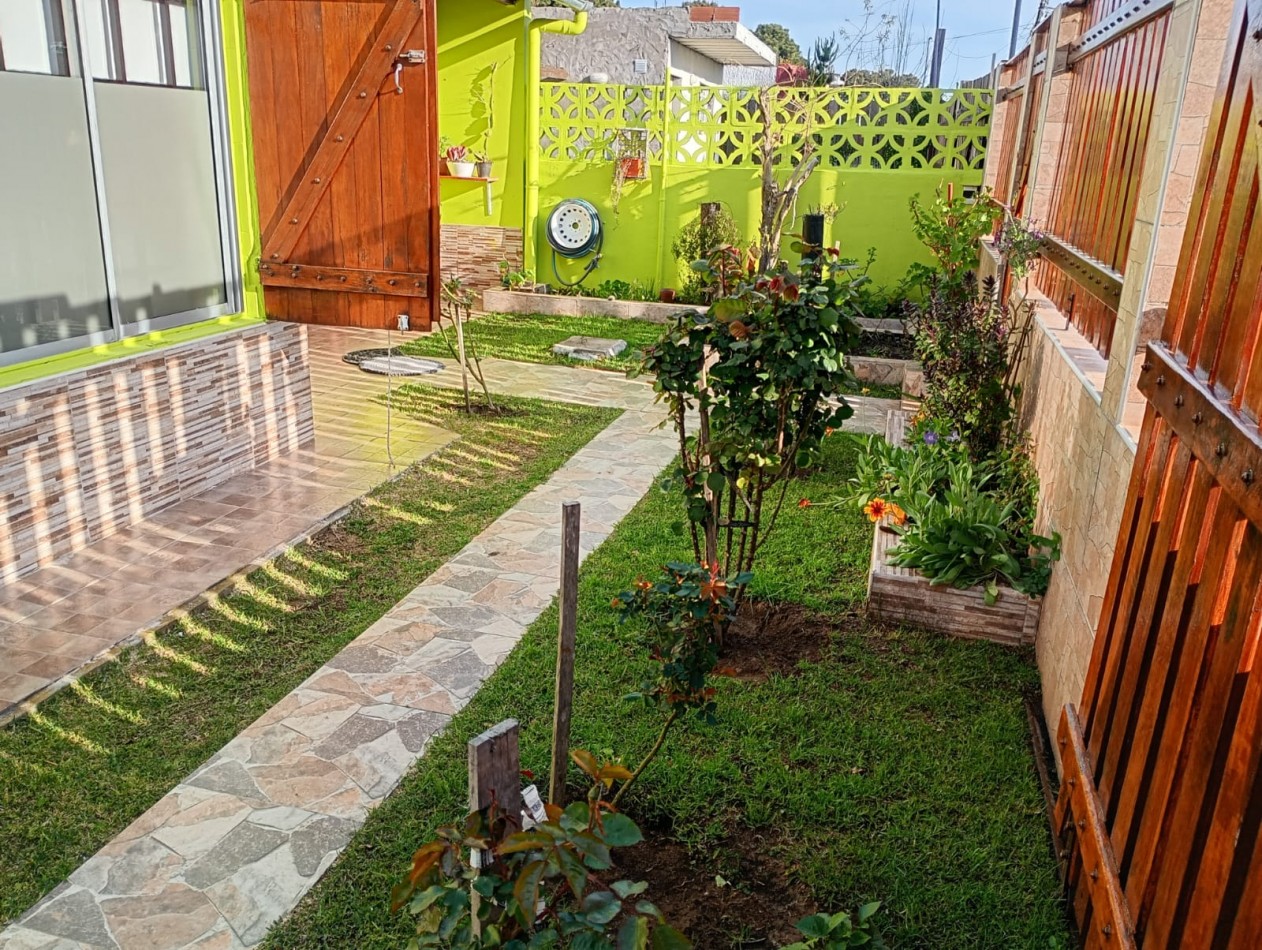 Hermoso Chalet de 4 amb. + dpto. al fondo.