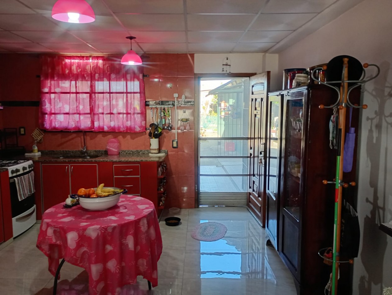 Hermoso Chalet de 4 amb. + dpto. al fondo.