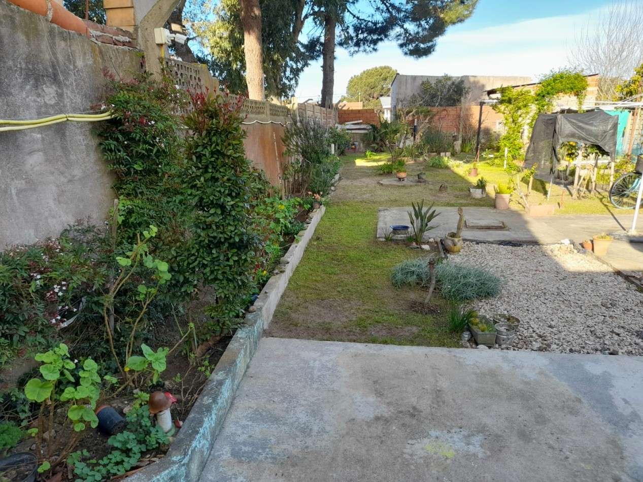 Hermoso Chalet de 4 amb. + dpto. al fondo.