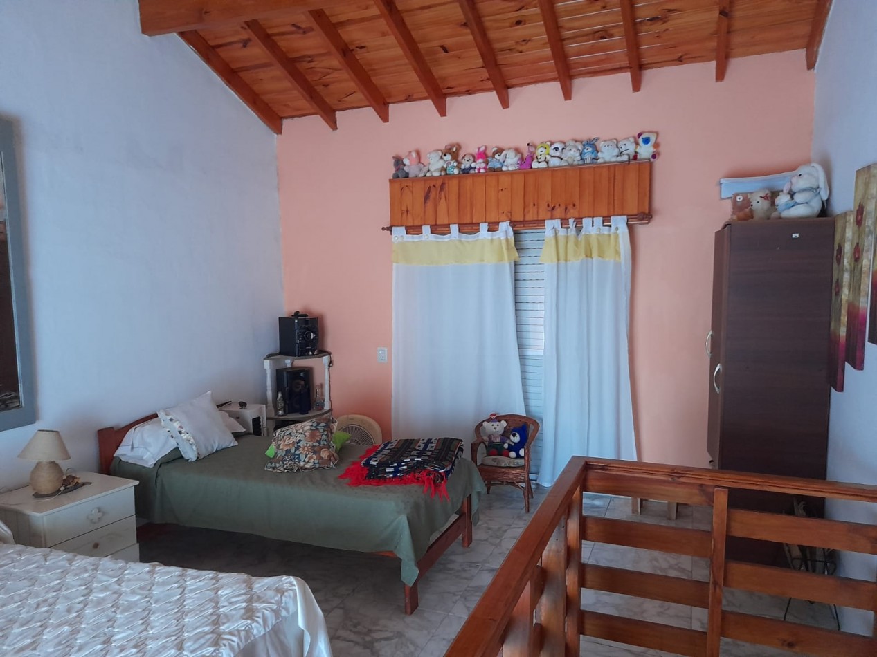 Hermoso Chalet de 4 amb. + dpto. al fondo.