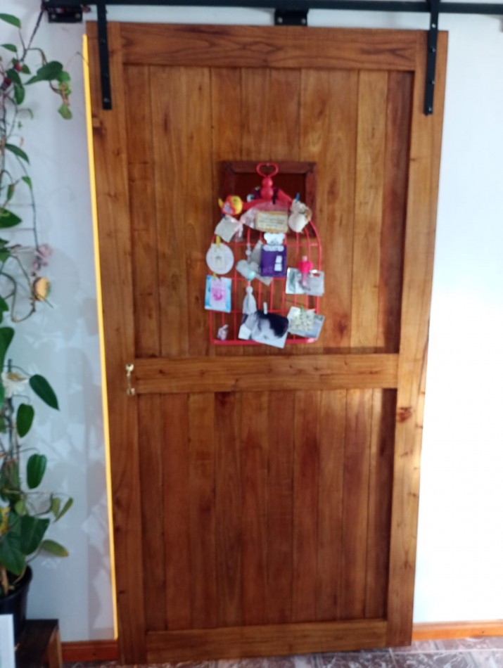 Hermoso Chalet de 4 amb. + dpto. al fondo.