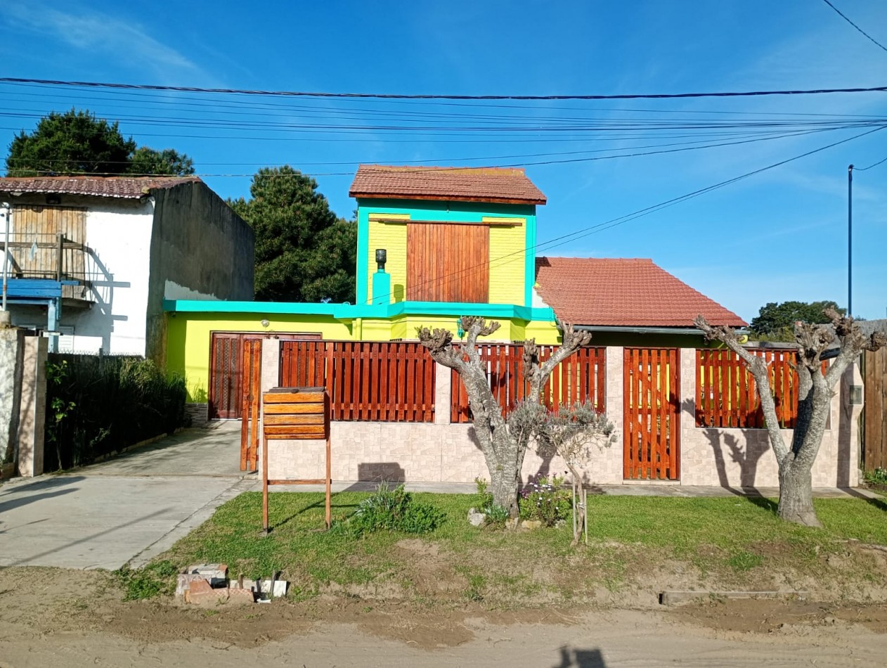 Hermoso Chalet de 4 amb. + dpto. al fondo.
