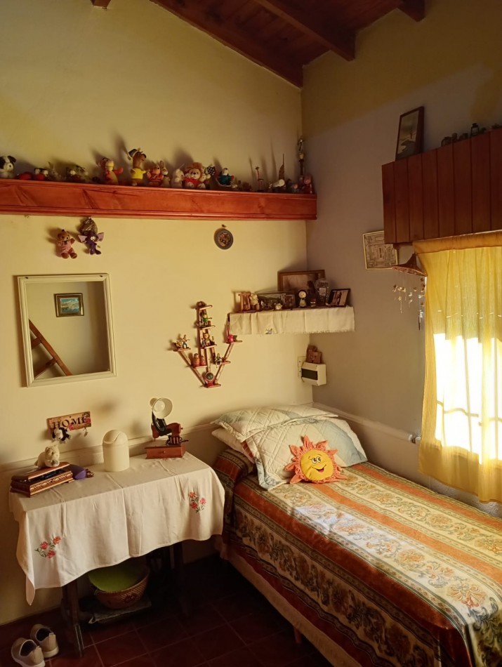 Hermoso Chalet de 4 amb. + dpto. al fondo.