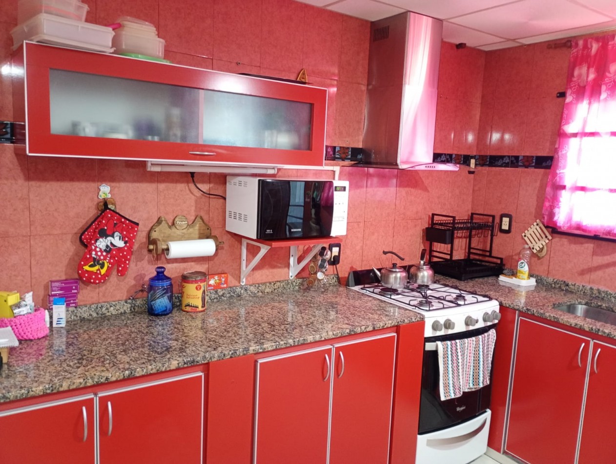 Hermoso Chalet de 4 amb. + dpto. al fondo.