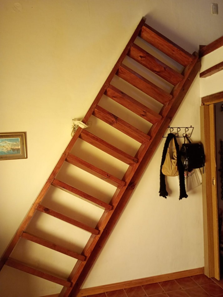 Hermoso Chalet de 4 amb. + dpto. al fondo.