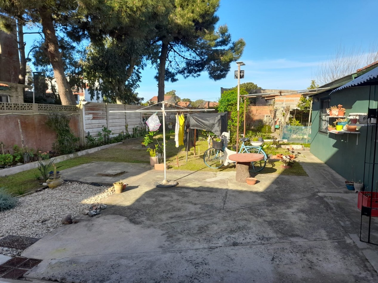 Hermoso Chalet de 4 amb. + dpto. al fondo.