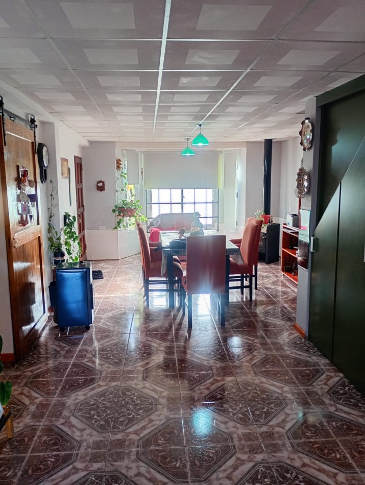 Hermoso Chalet de 4 amb. + dpto. al fondo.