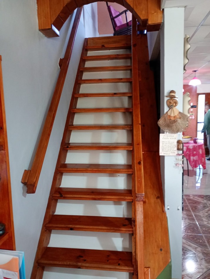 Hermoso Chalet de 4 amb. + dpto. al fondo.