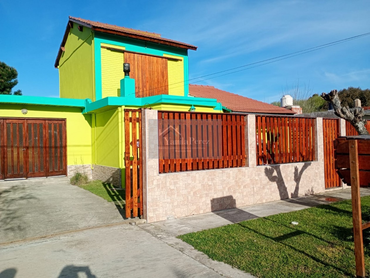 Hermoso Chalet de 4 amb. + dpto. al fondo.