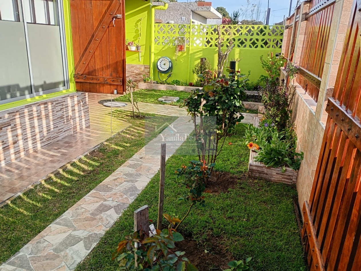 Hermoso Chalet de 4 amb. + dpto. al fondo.